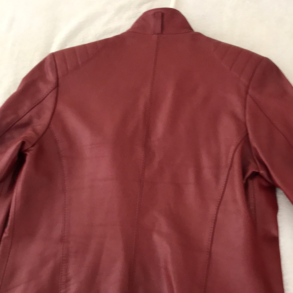 Medium size 6 wine color or dark red. Beautiful jacket ready for Valentine’s